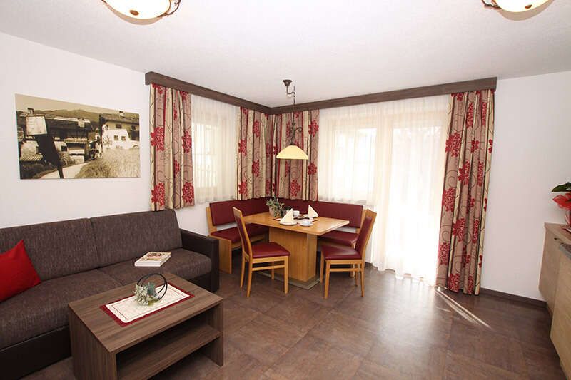 Living area with kitchen in the Rabuschl apartment in the Alpenhof Fiss