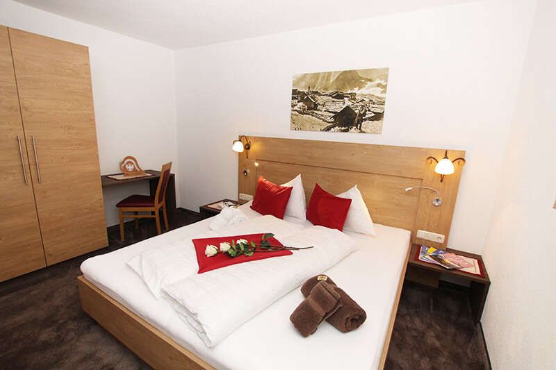 Doppelbettzimmer im Appartement Rabuschl im Alpenhof Fiss