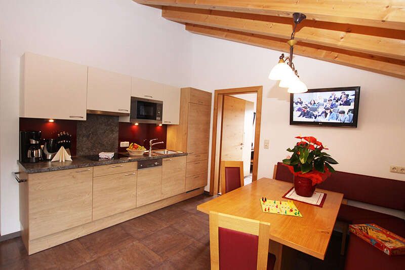 Living area with kitchen in the Wonne apartment in Tyrol
