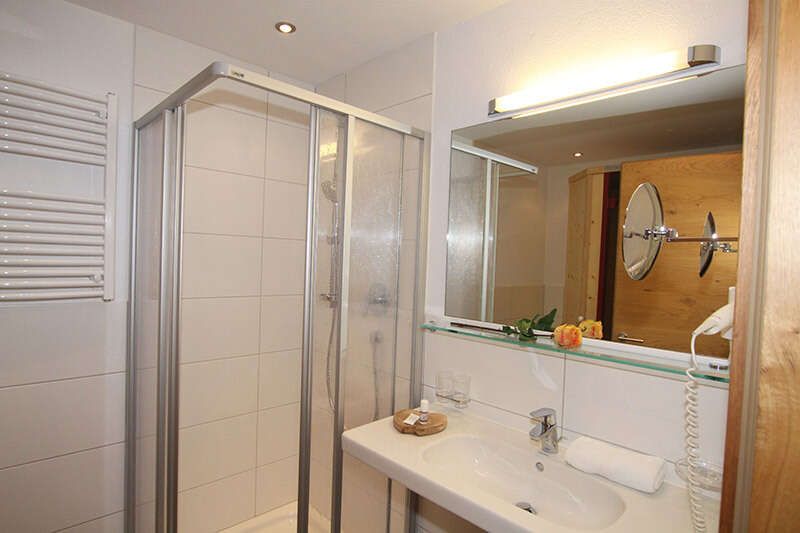 Badezimmer mit Dusche im Appartement Wonne im Alpenhof Fiss