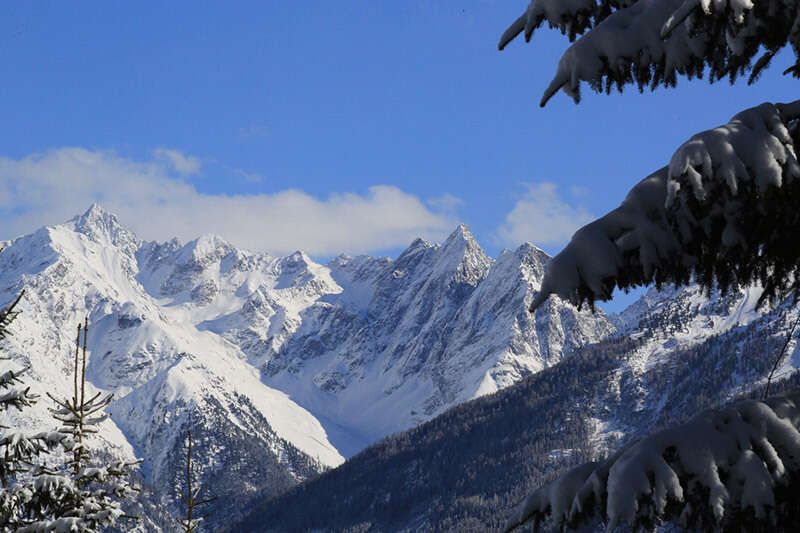 Bergkette in Tirol im Winter mit Schnee bedeckt