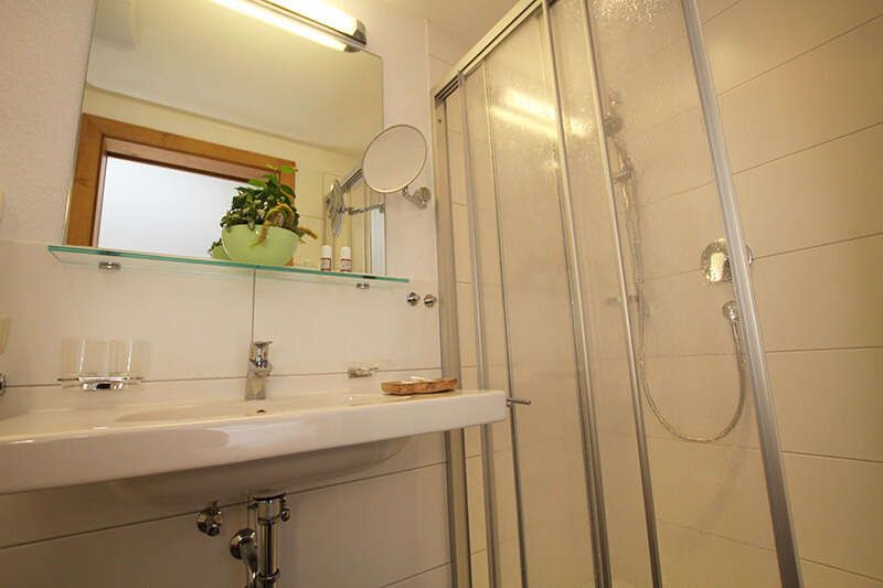 Badezimmer mit Dusche im Appartement Sattelkopf im Alpenhof Fiss